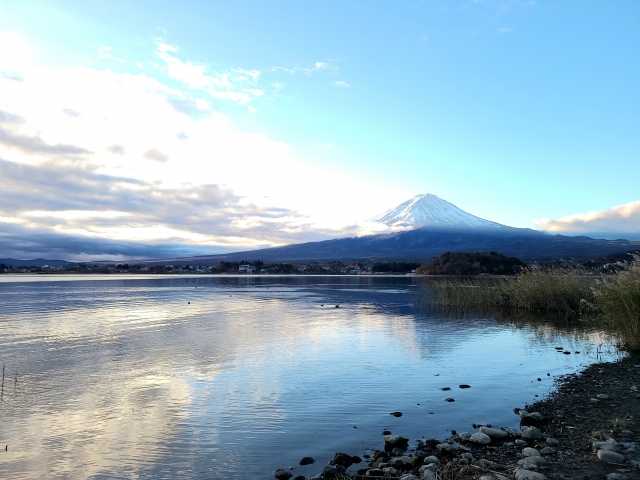 雪の富士山と河口湖